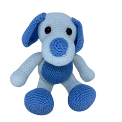 Este amigurumi não é apenas um item decorativo, mas sim um companheiro de aventuras, ideal para ser abraçado e amado. Com sua aparência amigável, o Max é perfeito para quem busca conforto em um amigo peludo sem preocupações. 