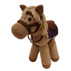 Brinquedo de cavalinho em amigurumi, feito à mão, ideal para o desenvolvimento infantil. Com o cavalinho de crochê a diversão é garantida.