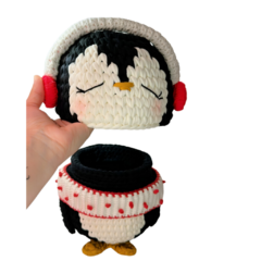 Descubra o charme funcional do nosso cesto pinguim, perfeito para guardar brinquedos, revistas ou itens pessoais com estilo e criatividade.