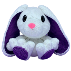 Conheça nossa encantadora coelha em amigurumi com orelha grande, perfeita para encantar e divertir crianças e colecionadores