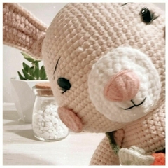 Coelho de brinquedo feito em amigurumi