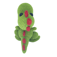 Adicione um toque de diversão jurássica ao quarto do seu filho com este dinossauro em amigurumi, artesanal e personalizável.