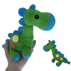 Cada dinossauro amigurumi é feito à mão com muito carinho e atenção aos detalhes. Das texturas realistas às cores vibrantes, tudo é pensado para trazer um pedacinho da era dos dinossauros para sua casa. Personalize o seu e torne-o ainda mais especial!