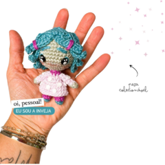 Adquira o amigurumi da Inveja, de Divertida Mente, feito à mão e colecionável. Pequeno e cheio de detalhes, ideal para fãs do filme e colecionadores!