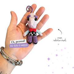 Adquira o amigurumi do Medo, de Divertida Mente, feito à mão e colecionável. Uma peça pequena e detalhada, perfeita para fãs e colecionadores!