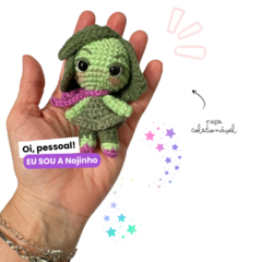 Encomende agora o amigurumi da Nojinho, de Divertida Mente, feito à mão com detalhes únicos e cheios de atitude! Garanta já a sua peça colecionável e traga mais charme para sua prateleira. 