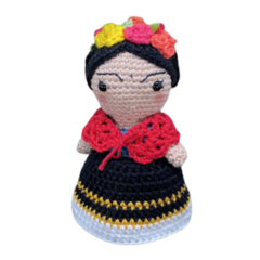 Encante-se com nossa boneca Frida em amigurumi, uma homenagem artesanal à icônica artista, perfeita para colecionadores e admiradores de arte.