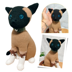 Encante-se com o detalhe artesanal deste gatinho em amigurumi, uma peça feita sob encomenda que traz personalidade e aconchego ao seu lar.