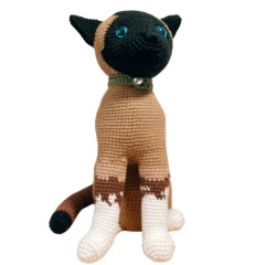 Adote este gatinho em amigurumi com olhos azuis hipnotizantes, perfeito para adicionar um toque de carinho e cor a qualquer espaço.