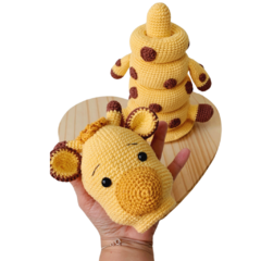 Adicione um toque de diversão educativa ao quarto do seu filho com nossa girafa empilhável em amigurumi, ideal para o desenvolvimento motor.