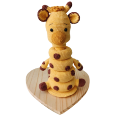 Explore as cores vibrantes e o design interativo de nossa girafa empilhável de amigurumi, um brinquedo que combina aprendizado com diversão.