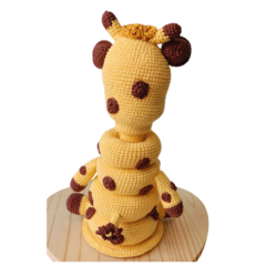 Presenteie com criatividade e carinho com nossa girafa empilhável em amigurumi, perfeita para estimular a imaginação e habilidades das crianças.