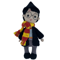 Traga a magia de Harry Potter para sua casa com nosso exclusivo amigurumi feito à mão. Cada detalhe é cuidadosamente elaborado para capturar a essência do nosso bruxo favorito. Encomende agora e tenha um pedaço de Hogwarts com você!