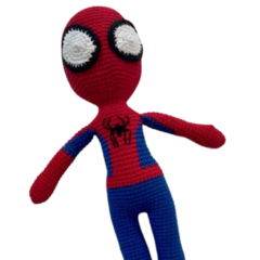 Close-up do Peter Parker versão amigurumi. Esse personagem faz parte da narrativa do filme Homem-Aranha no Aranhaverso.