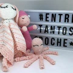 Conjunto de brinquedos em amigurumi para recém-nascidos, contendo uma naninha suave, um polvinho e um brinquedo chamado soninho, perfeito para o conforto e entretenimento de bebês. Feito à mão, ideal para presentes de nascimento.