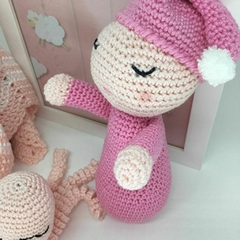 Kit de brinquedos em amigurumi para bebês recém-nascidos, incluindo uma naninha, um polvinho e um brinquedo soninho com forma arredondada para segurar. Ideal para presentes de maternidade e estimulação tátil infantil.