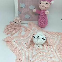 Conjunto de brinquedos em amigurumi para recém-nascidos, contendo uma naninha suave, um polvinho e um brinquedo chamado soninho, perfeito para o conforto e entretenimento de bebês. Feito à mão, ideal para presentes de nascimento.