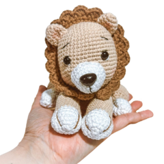 Leãozinho safari baby em Amigurumi, com detalhes fofos como orelhas pontudas, juba macia e expressão dócil.