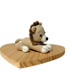 Você ama animais fofos? Então não pode deixar de ter este incrível leãozinho safari baby em Amigurumi, feito sob encomenda especialmente para você! Cada detalhe foi cuidadosamente reproduzido, desde a juba macia até a expressão dócil do leãozinho. Ideal p