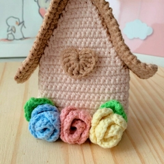 Visão geral do Móbile Musical de Amigurumi, capturando a variedade de elementos e cores do tema Jardim Encantado, perfeito para criar um ambiente sereno e estimulante no berço.