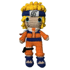 Boneco de Naruto em Amigurumi, com detalhes fiéis ao personagem, como cabelo loiro espetado, roupa laranja e azul, e expressão determinada.