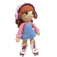 Adquira a boneca amigurumi patinadora, feita com materiais de alta qualidade e atenção aos detalhes. Perfeita para decorar e presentear. Encomende a sua hoje!