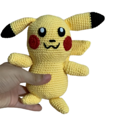 Capturando a essência de um dos personagens mais amados do universo Pokémon, nosso Pikachu de amigurumi é uma verdadeira obra de arte feita à mão.