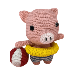 Descubra o porquinho em amigurumi, um brinquedo artesanal com boia e bola que inspira diversão e alegria para os dias de praia.