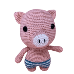 Veja o porquinho em amigurumi pronto para ir à praia, um companheiro criativo perfeito para crianças que amam aventuras.