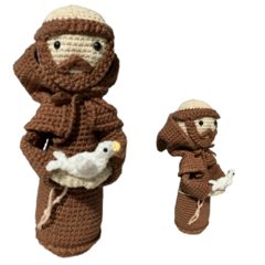 O Boneco São Francisco de Assis Amigurumi é um artesanato único e feito sob encomenda. Perfeito para colecionadores e devotos. Encomende agora!