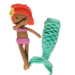 Descubra a versatilidade da sereia amigurumi com cauda removível, ideal para estimular a criatividade e as brincadeiras imaginativas das crianças.