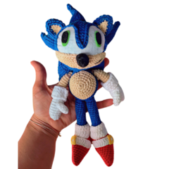 Cada boneco é único, feito especialmente sob encomenda, oferecendo uma peça exclusiva que nenhum outro fã de Sonic possui.