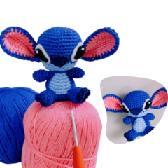 Nosso boneco Stich Amigurumi é uma obra de arte feita à mão, inspirada no adorável personagem da Disney, Stich, do filme "Lilo & Stitch". 