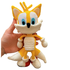 Explore a encantadora figura de Tails, a raposa amarela de Sonic, em ação, capturando sua expressão animada e detalhes vibrantes que encantam fãs de todas as idades.