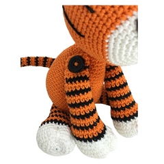 Close-up nas patas dianteiras do Tigre Amigurumi, articuladas com botões, que permitem que as patinhas se movimentem. 