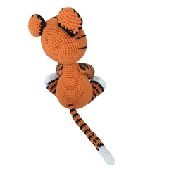 O Tigre em Amigurumi é meticulosamente tecido à mão com detalhes precisos, desde suas listras marcantes, patas articuladas, rabo até seus olhos expressivos, capturando a essência desse magnífico animal. 