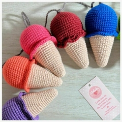 Amigurumis de sorvete presos em um cordão de crochê para decorar ambientes