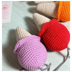 Varal de sorvetes coloridos feito em amigurumi, perfeito para decorar