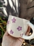 taza con flores moradas en internet