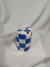 Vaso para llevar con cuadros azules