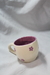 Taza con flores moradas