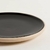 Imagen de PLATO POSTRE KORBA NEGRO BRILLANTE CON BEIGE 20 CM