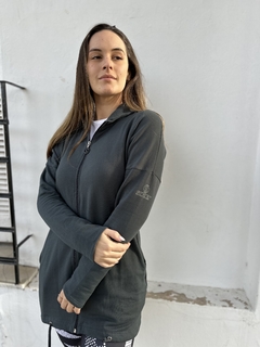 Campera larga frisa liviana elastizada c/capucha y bolsillos gris oscuro