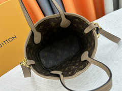 Bolsa Louis Vuitton dupla face menor na internet