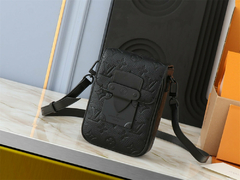 Bolsa Louis Vuitton porta celular na internet