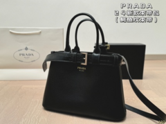 Bolsa Prada média com cinto Lançamento - comprar online