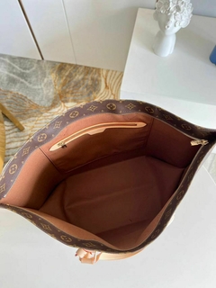 Bolsa Louis Vuitton com ziper na internet