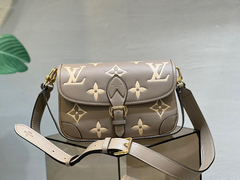 Bolsa Louis Vuitton Retrô com fecho de fivela