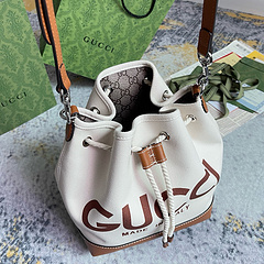 Bolsa Gucci tecido com couro estilo saco na internet