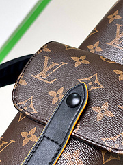 Mochila Louis Vuitton monogram e detalhes em amarelo na internet